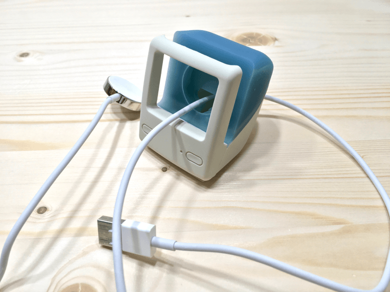 充電ケーブルは正面から通していく。