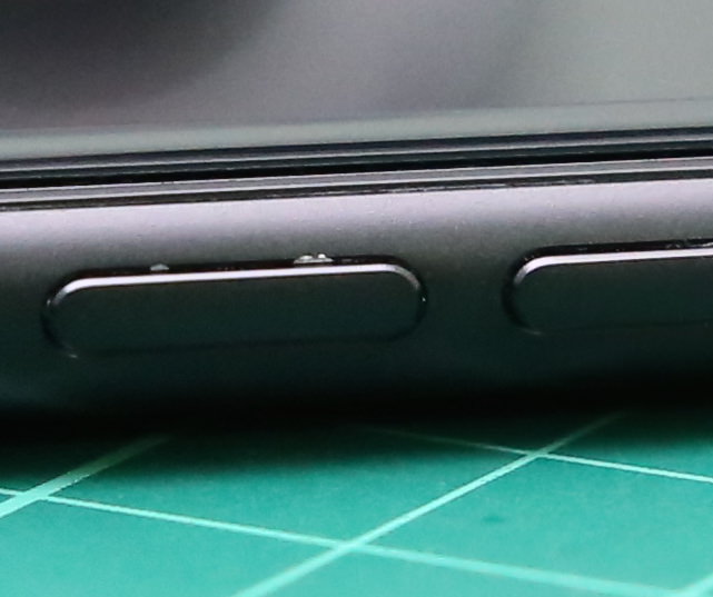img via:iPhone 7 Plus Matte Black Paint Chipped