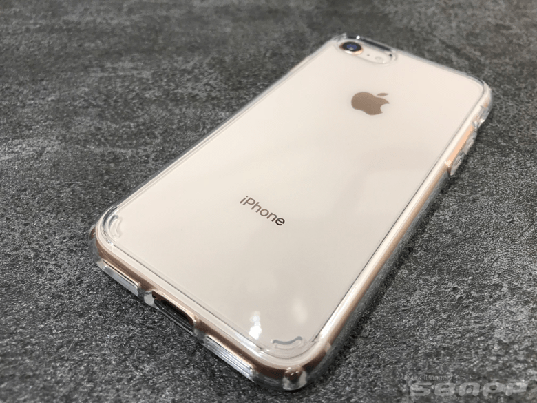 iPhone 8の背面ガラスの光沢感を損なわないクリアケース。