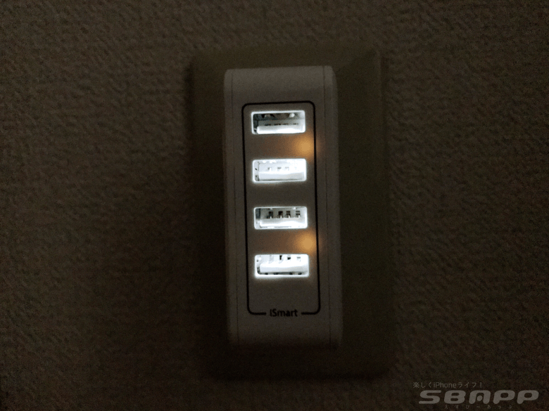 電源ランプが点灯するタイプが多い中、USBポートが光るタイプは貴重。暗所で使用する時に本当に助かります。